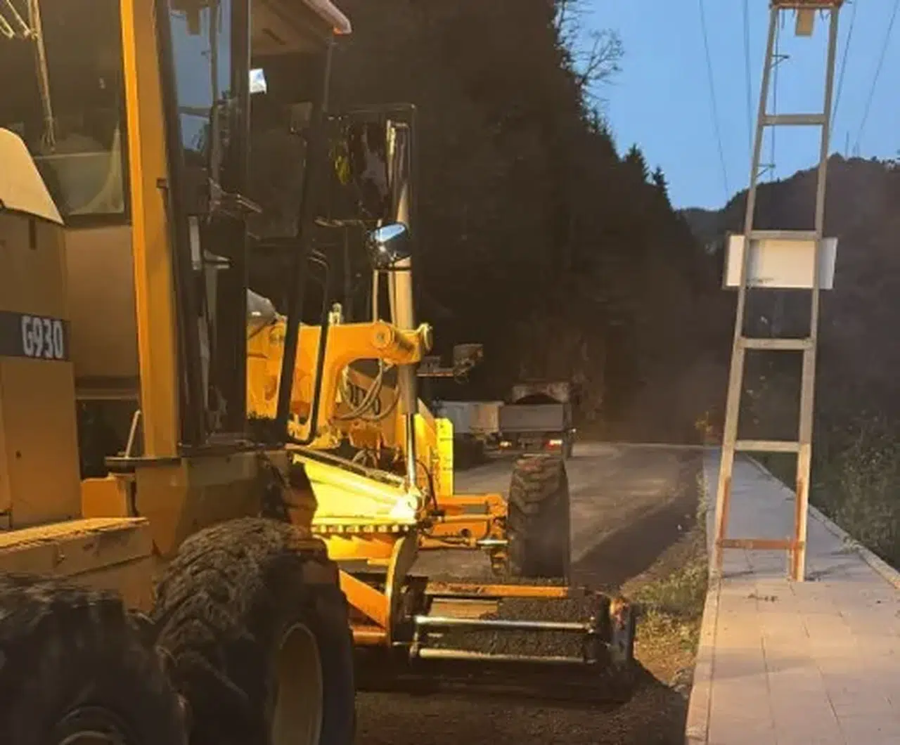 Çamlıhemşin’de Yol Asfaltlama Çalışmaları Devam Ediyor