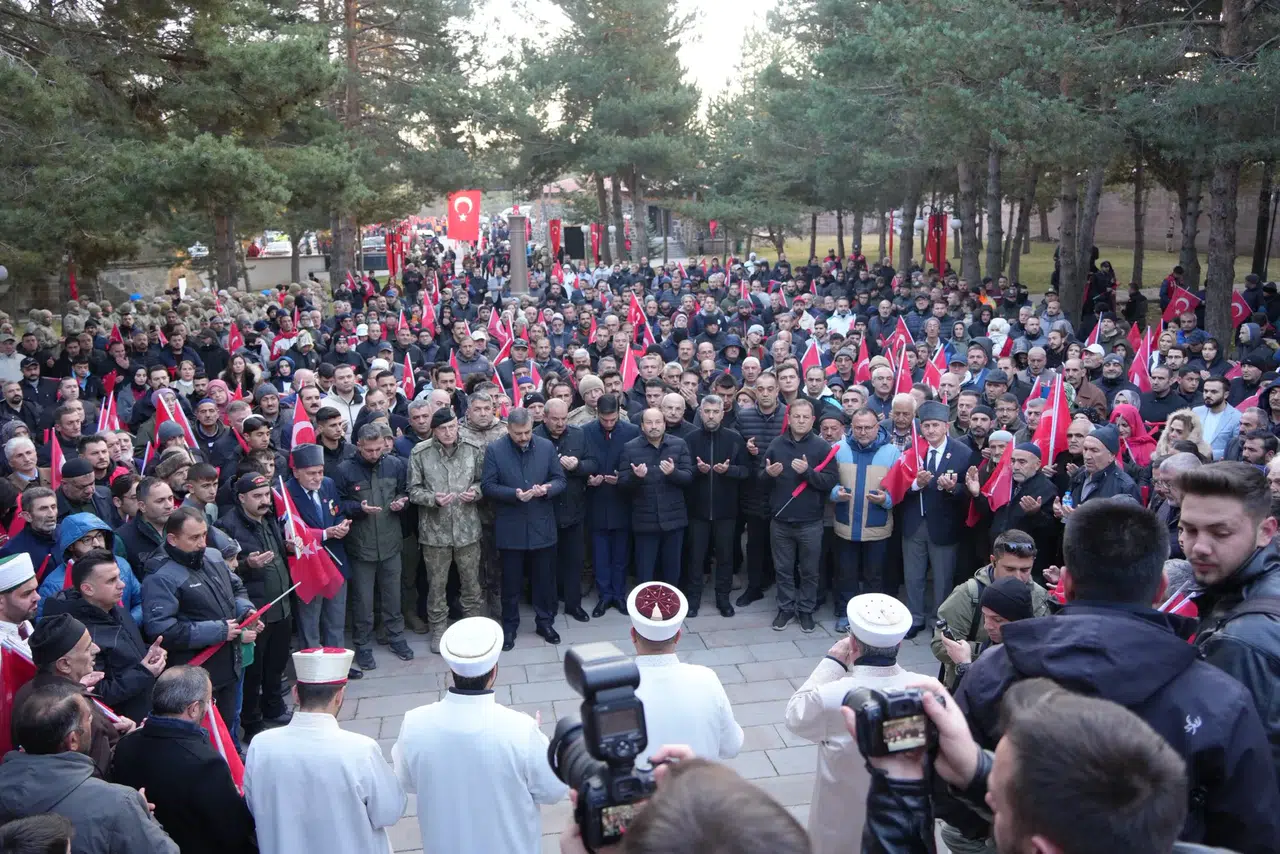 Erzurum, 93 Harbi'nin kahraman şehitlerini yürekten andı, yürüyüşle rahmet diledi