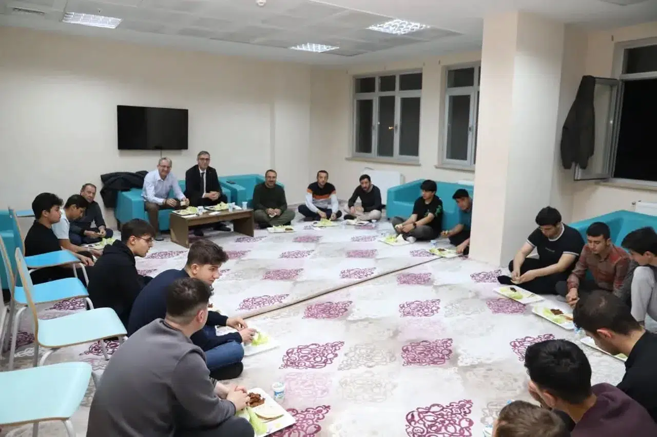 İl Milli Eğitim Müdürü Kahraman, YKS Hazırlık Kampı Öğrencileriyle Buluştu