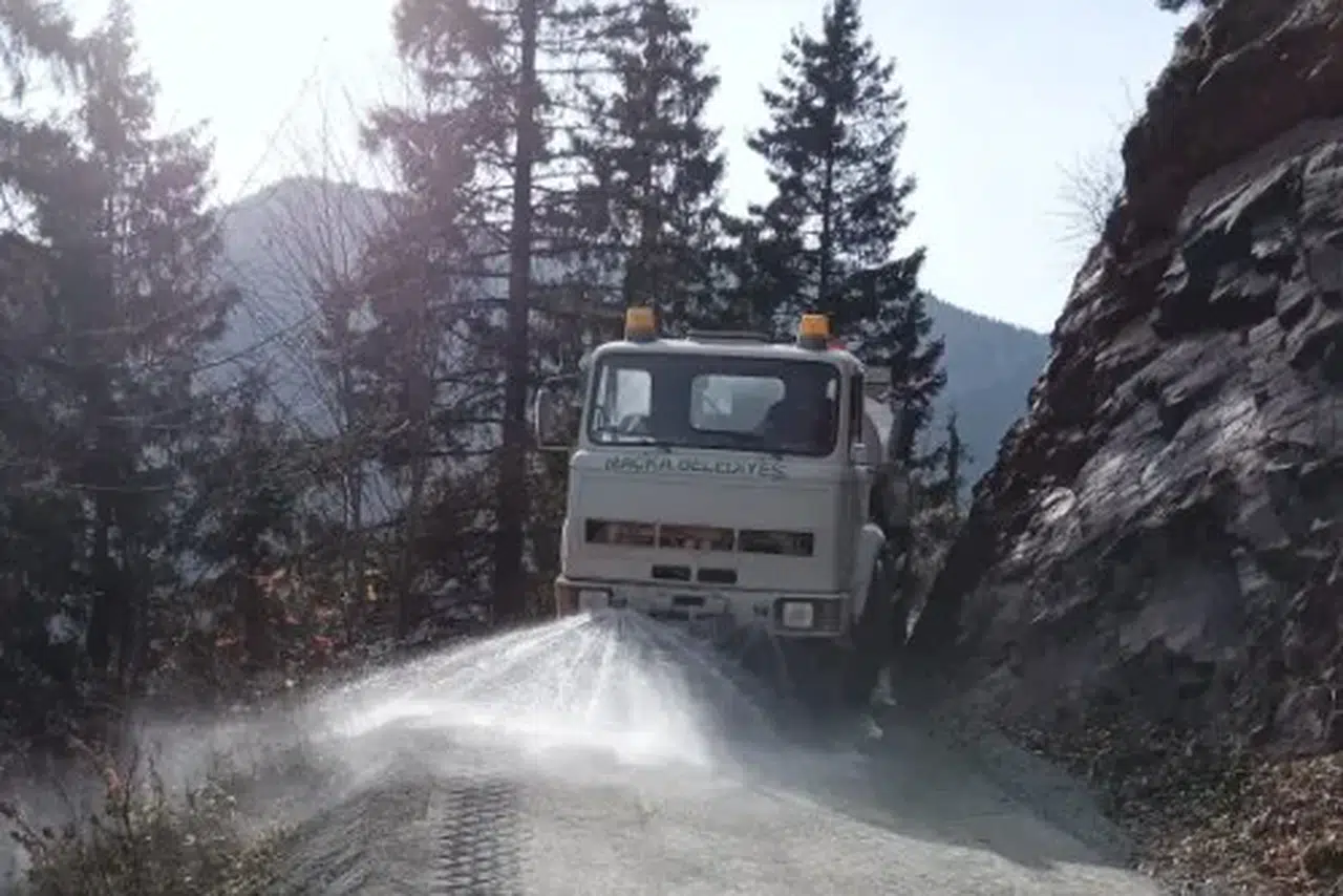 Maçka Belediyesi Yaylabaşı Mahallesi’nde Kuru Beton Yol Çalışmasını Tamamladı