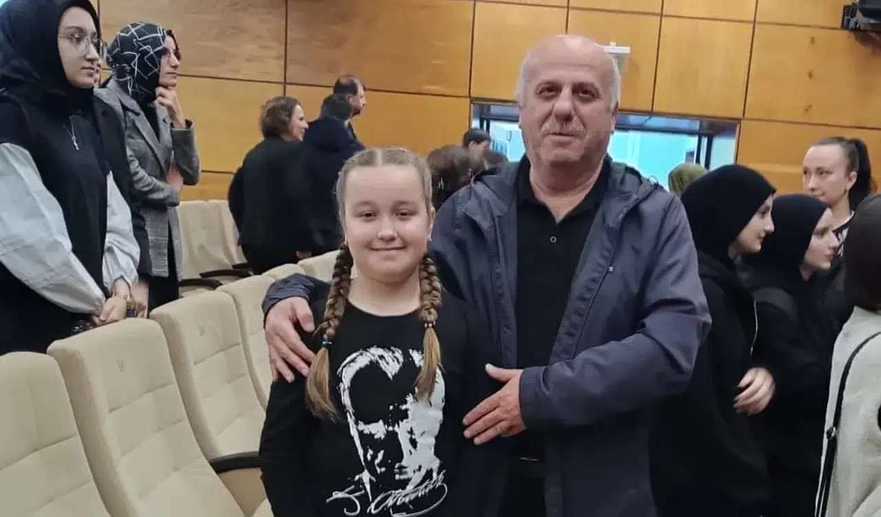 Atatürk'ü anma etkinliğinde Rize'de ödül töreni, başarılı öğrencilere ödüllerini takdim etti