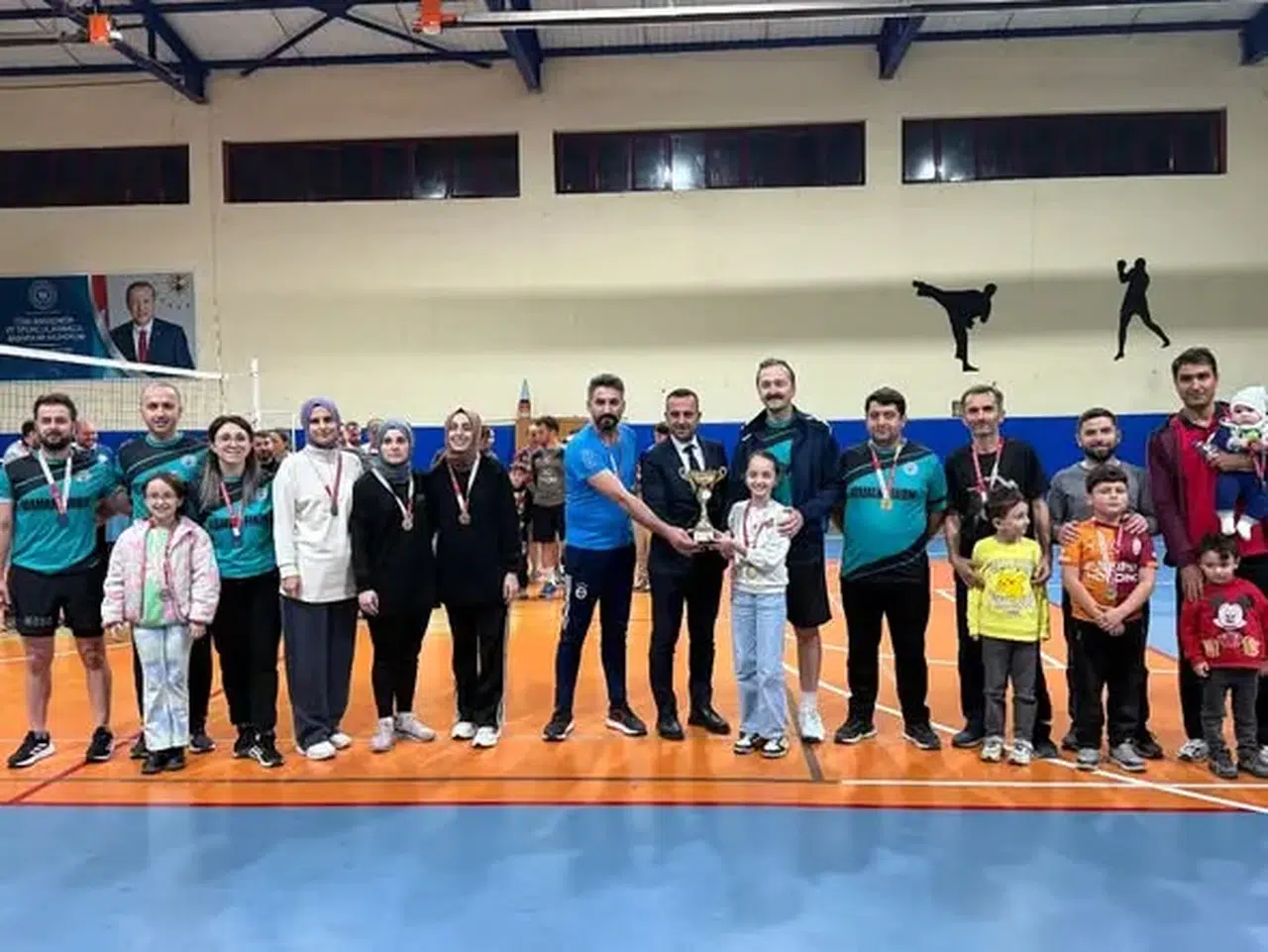 Borçka’da 24 Kasım Öğretmenler Günü Voleybol Turnuvası Sona Erdi