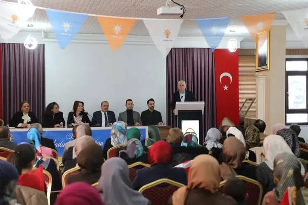 Başkan Mete Memiş, AK Parti Bayburt İl Kadın Kolları Danışma Meclisi Toplantısına Katıldı