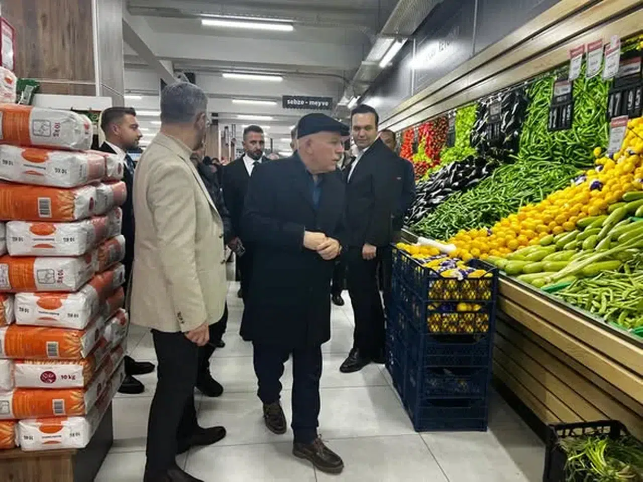 Sekmen, Şükrüpaşa Pazarı'nda esnafla buluşarak birlik mesajı verdi