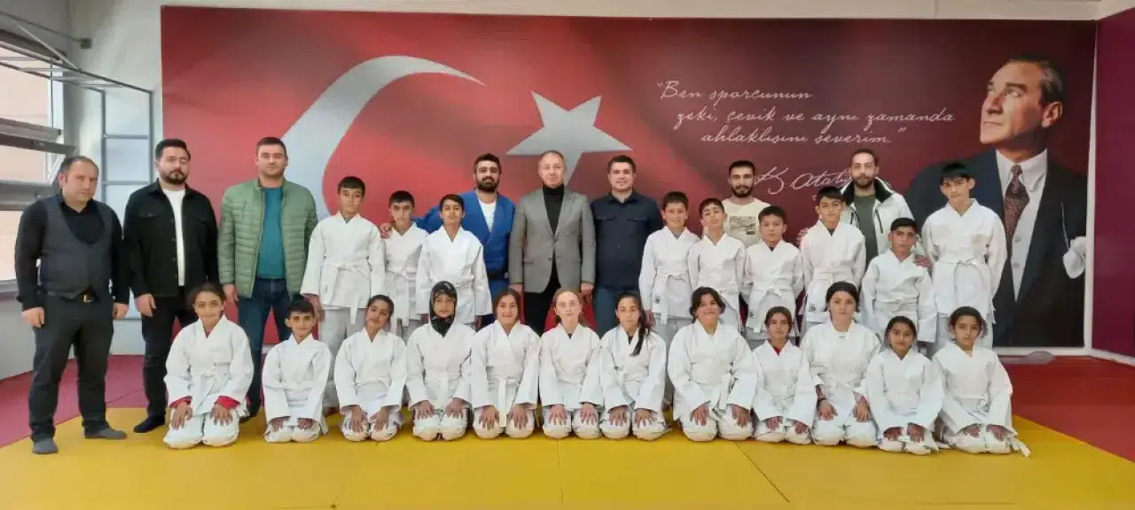 Minik sporcular judo eğitimleriyle disiplin ve mücadele öğreniyor