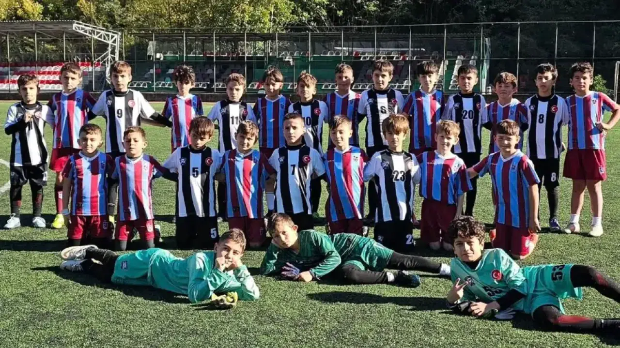 Borçka'da minik futbolseverler dostluk ve azimle sahada buluştu