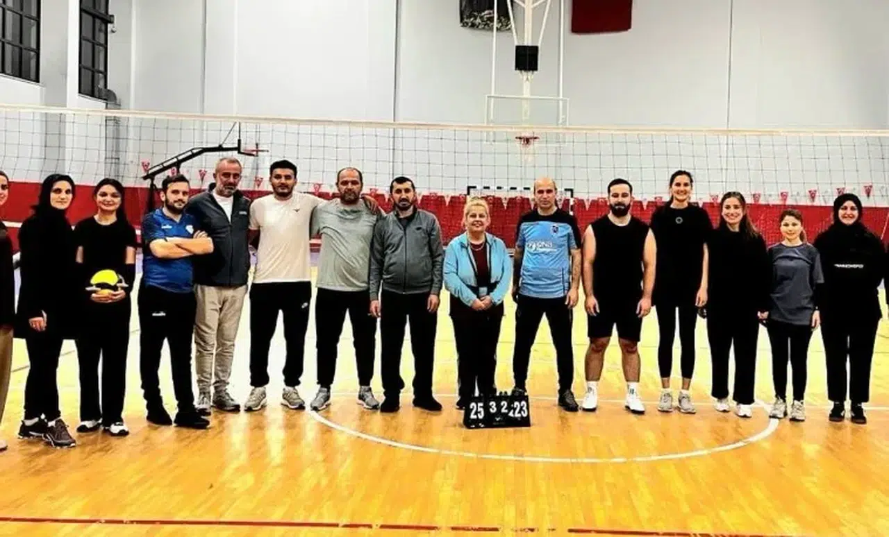Trabzon'da Huzurevi ve Sosyal Hizmet Merkezi Personelinden Voleybol Dostluk Maçı
