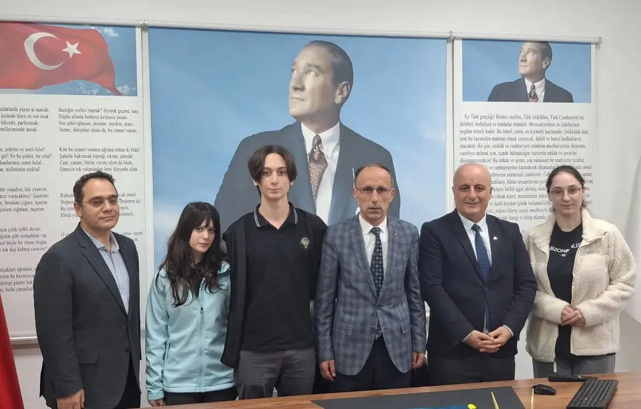 Trabzon Fen Lisesi Öğrencilerinden İlçe Millî Eğitim Müdürü Türkmen’e Proje Sunumu