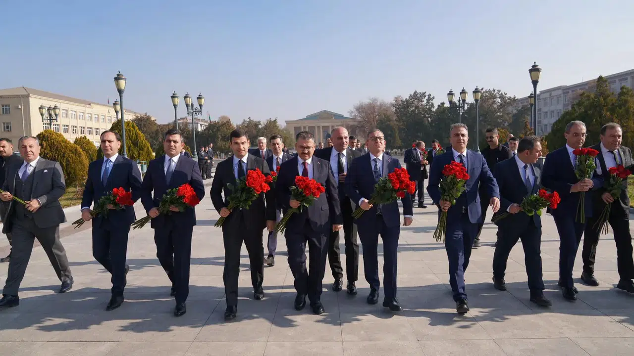 Haydar Aliyev, Azerbaycan'da anma töreniyle saygı ile yad edildi