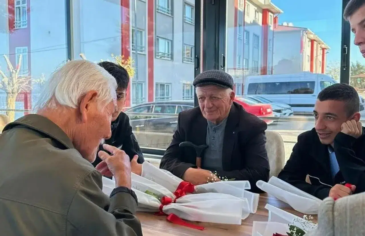 Esentepe Söğütlü Anadolu Lisesi Öğrencilerinden Yıldızlı Huzurevine Anlamlı Ziyaret