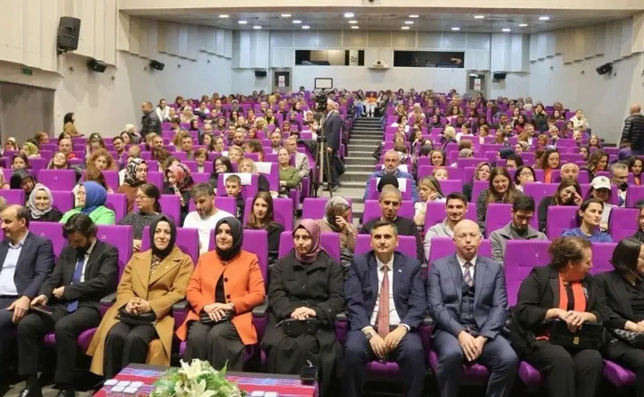 Mümkün Tiyatro Oyunu Kadına Yönelik Şiddete Dikkat Çekti