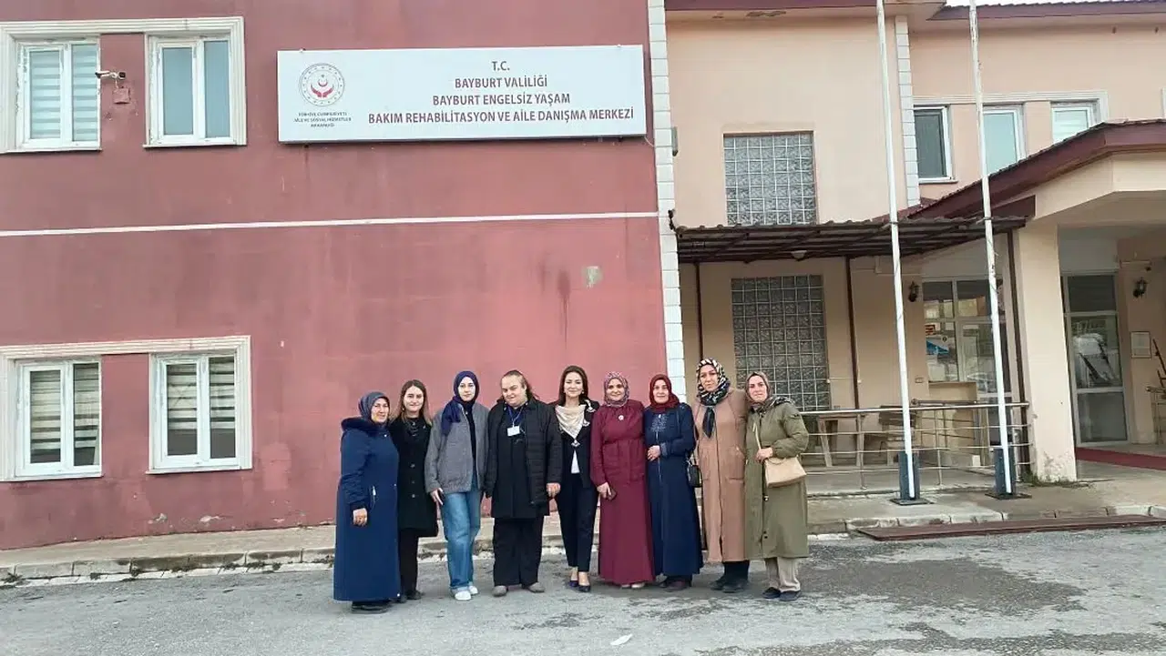 Bayburt'ta Engelsiz Yaşam Merkezi'ne ziyaret, engelli bireyler için önemli hizmetler tanıtıldı