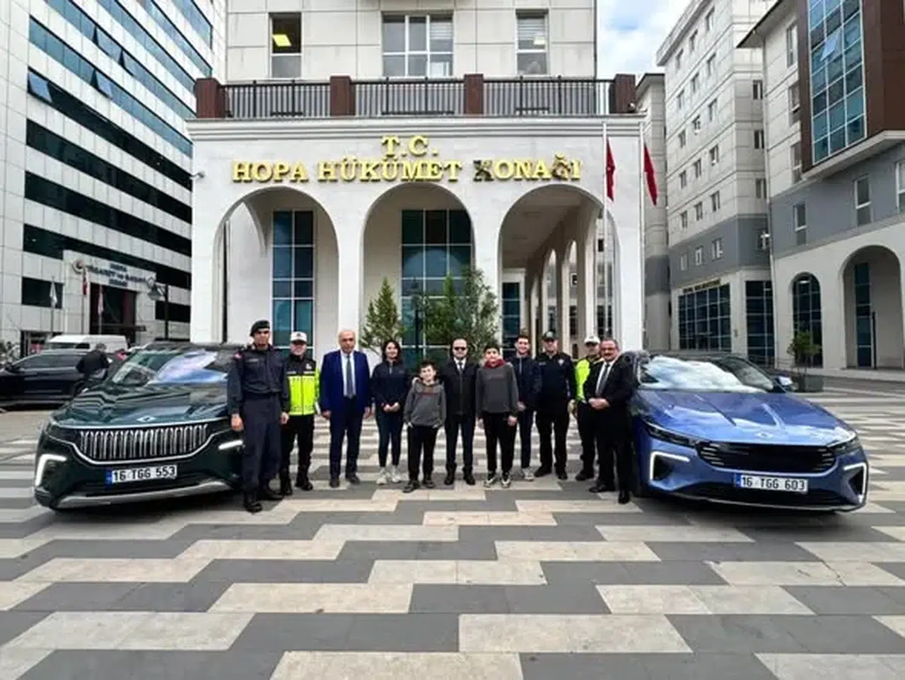 Hopa Kaymakamı, Öğrencilerle Birlikte TOGG T10F’yi Test Etti