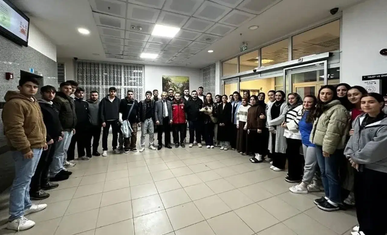 Gençler, kahraman gazilerle buluşarak vatan sevgisini ve fedakarlığı öğrendi