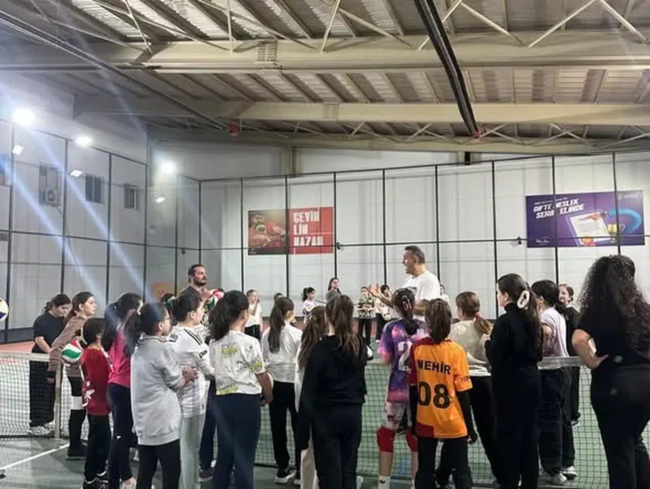 Artvin’de Voleybol Kurslarına Yoğun İlgi: İl Müdürü Hasan Kara’dan Ziyaret