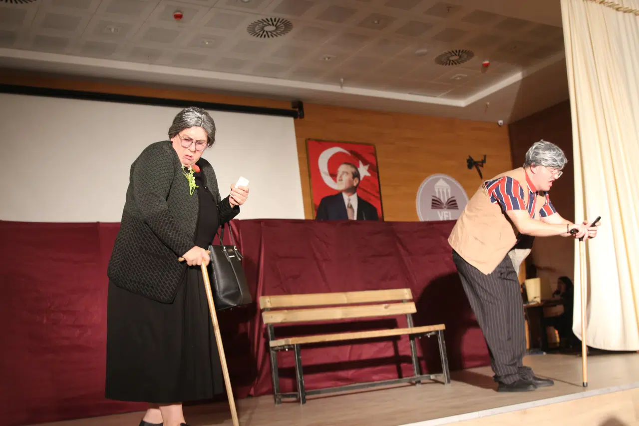 Vakfıkebir'de 'Sanal Alem Bir Alem' tiyatro oyunu izleyicilerle buluştu, büyük ilgi topladı