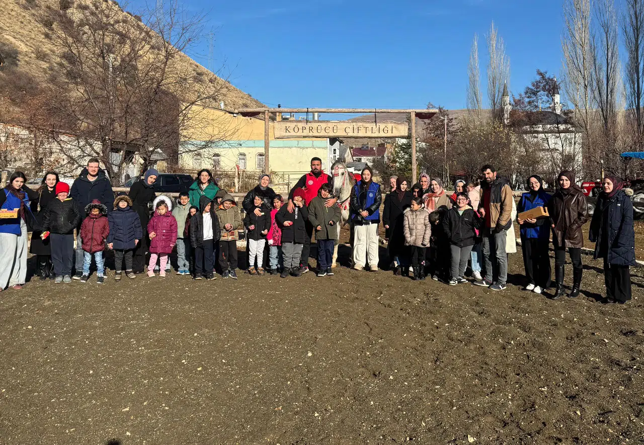 Bayburt'ta Engelliler Günü'nde Öğrenciler Binicilik Deneyimi Yaşadı