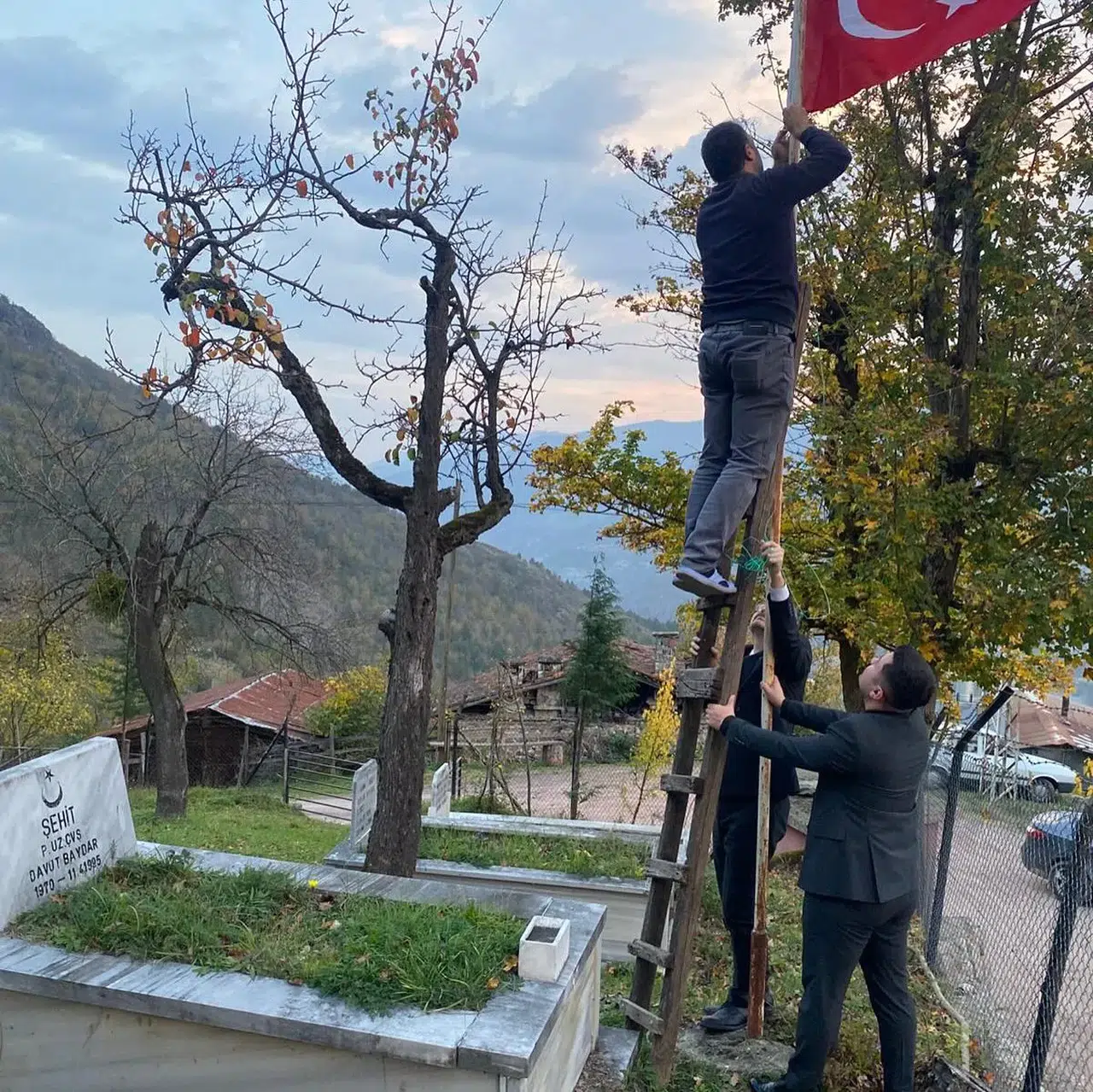 Şehit Davud Baydar'a vefa ziyareti, dualar ve Türk bayrağı yenilendi