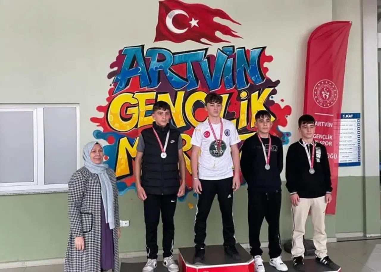 Kemalpaşa Çok Programlı Anadolu Lisesi Bilek Güreşi Takımı İl Birinciliğinde Madalyaları Topladı