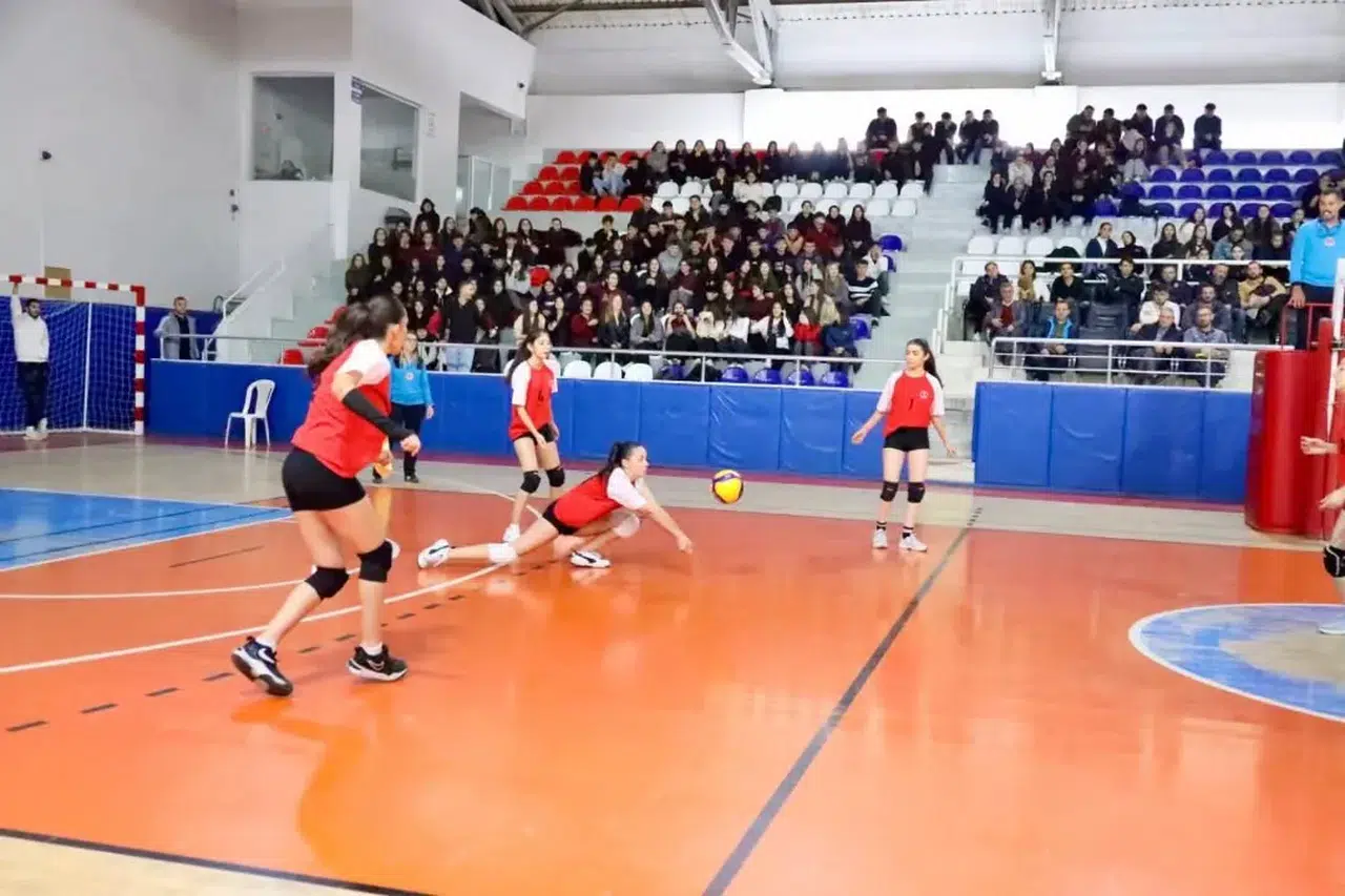 Artvin'de Voleybol Gençler A Kız Birinciliği'nde Şampiyonluk Mücadelesi Yeniden Başladı
