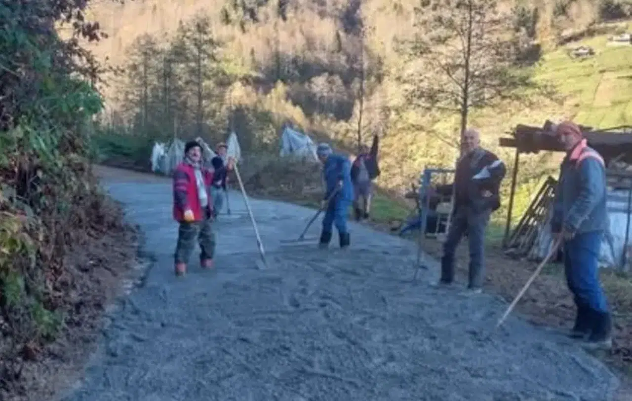 Güneyce Köylüleri Kendi Yollarını Kendileri Onardı