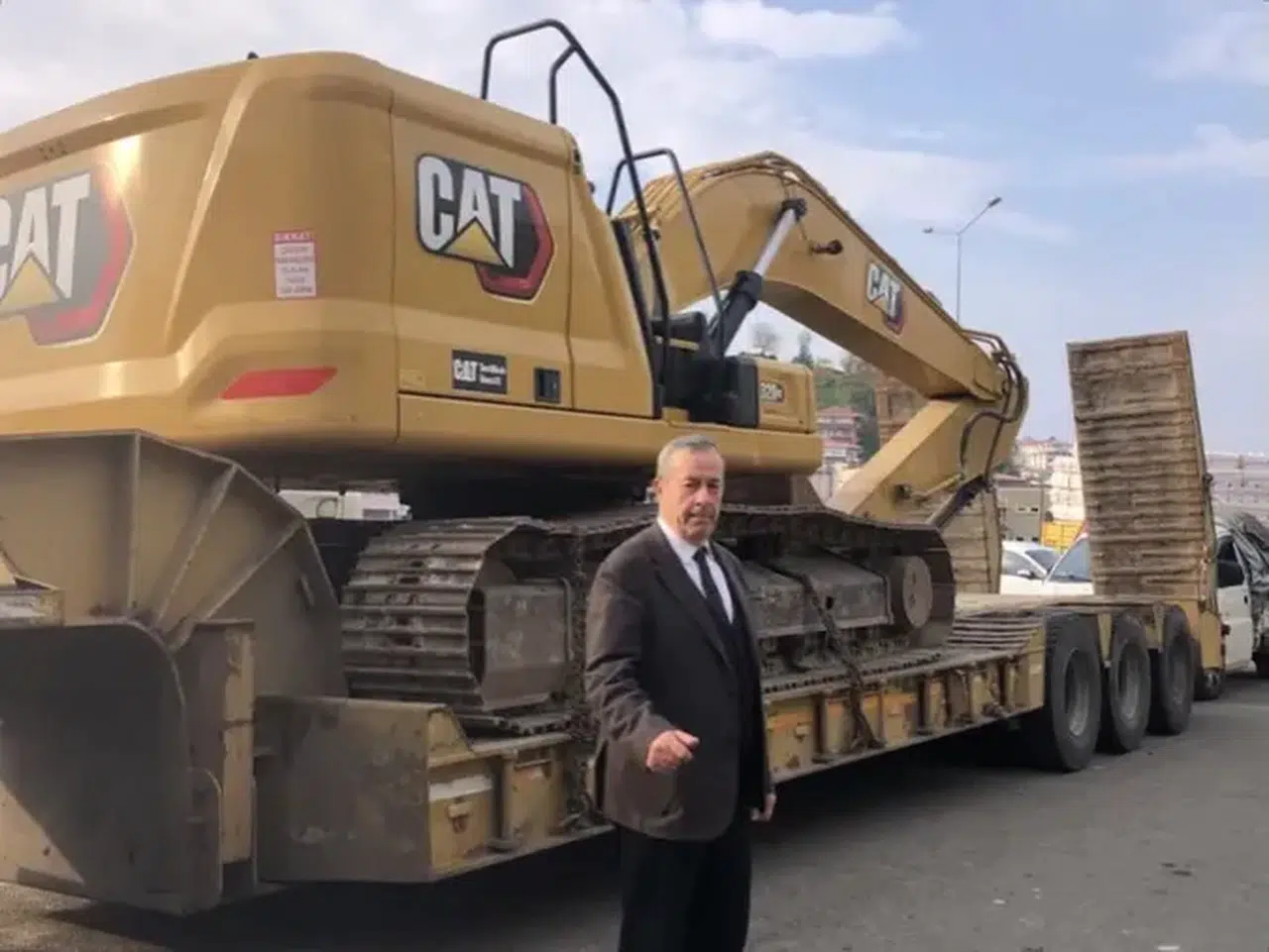 Pazar Belediye Başkanı Çakır, hemşehri dayanışmasıyla iş makinesi teslim aldı