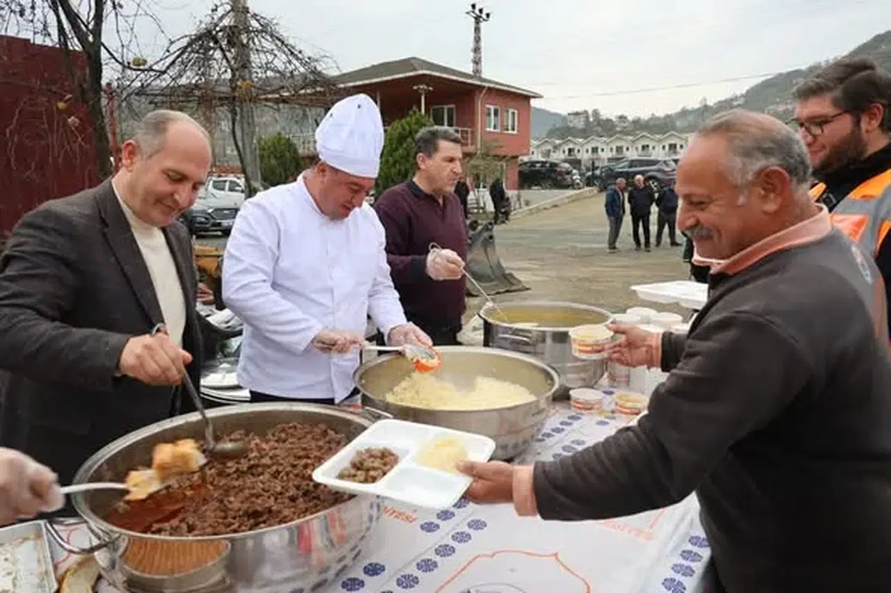 Arhavi Belediyesi Personeli Yemek Programında Bir Araya Geldi