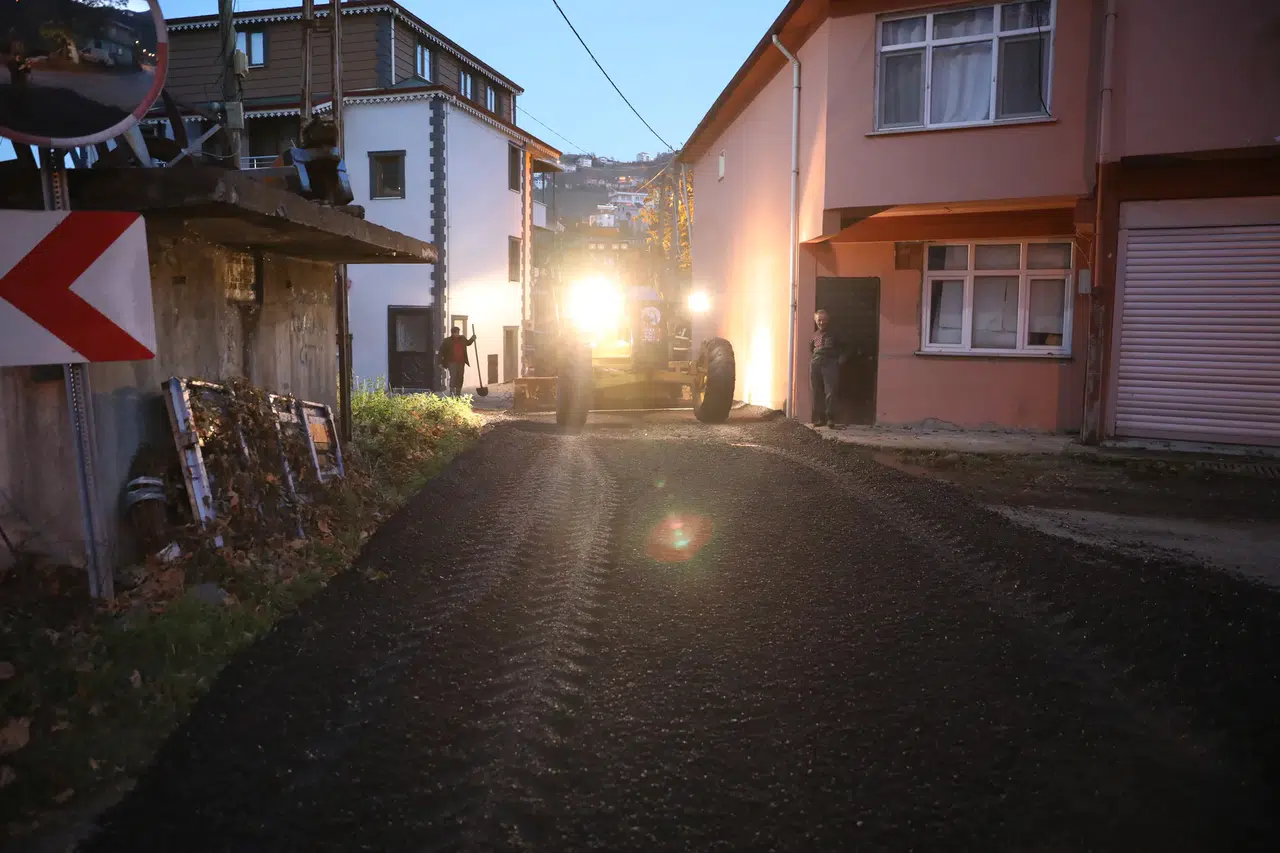 Akçaabat’ta Yol Bakım ve Asfalt Çalışmaları Sürüyor