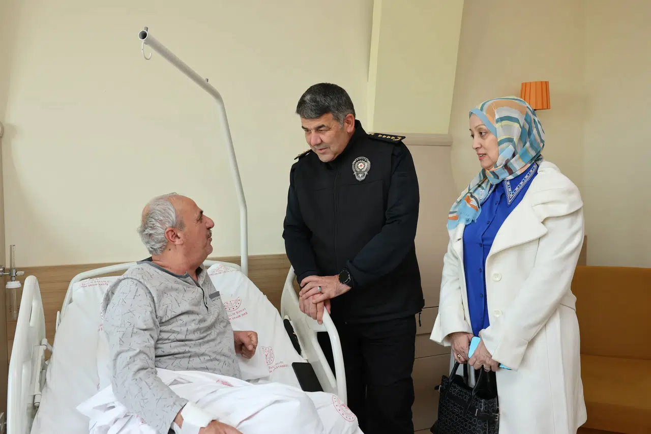 Erzurum Emniyet Müdürü şehit babasını ziyaret ederek geçmiş olsun dileklerini iletti