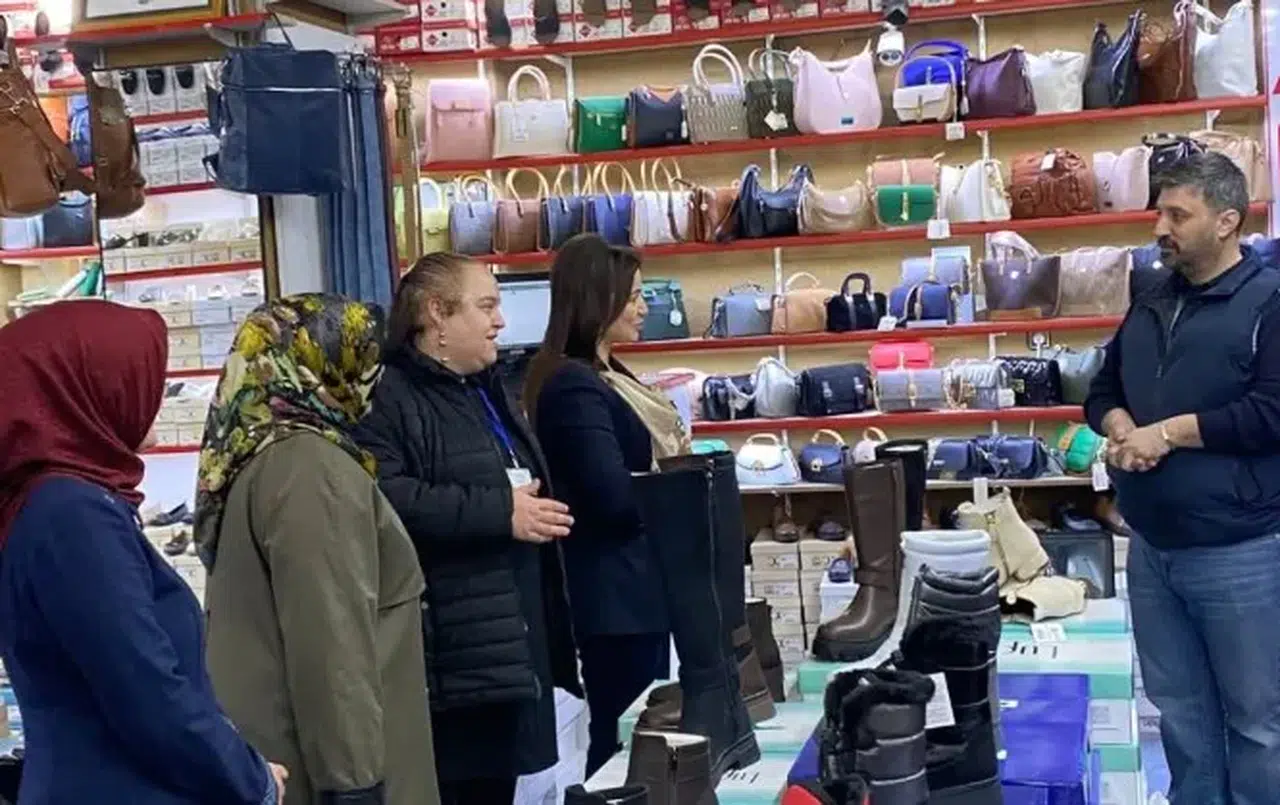 AK Parti Bayburt Kadın Kolları'ndan esnafa destek ve toplumsal farkındalık ziyareti