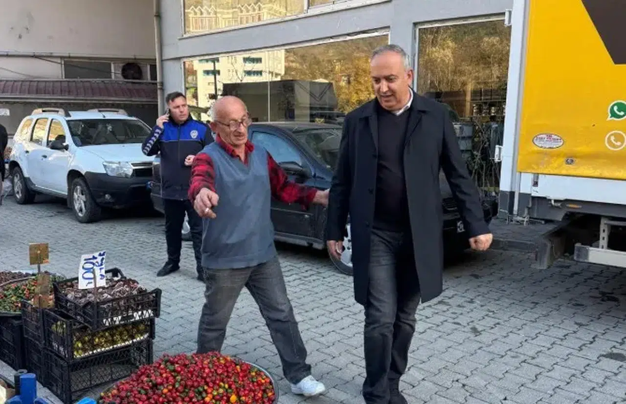 Başkan Orhan, Cuma Pazarı’nda Esnafla Buluştu