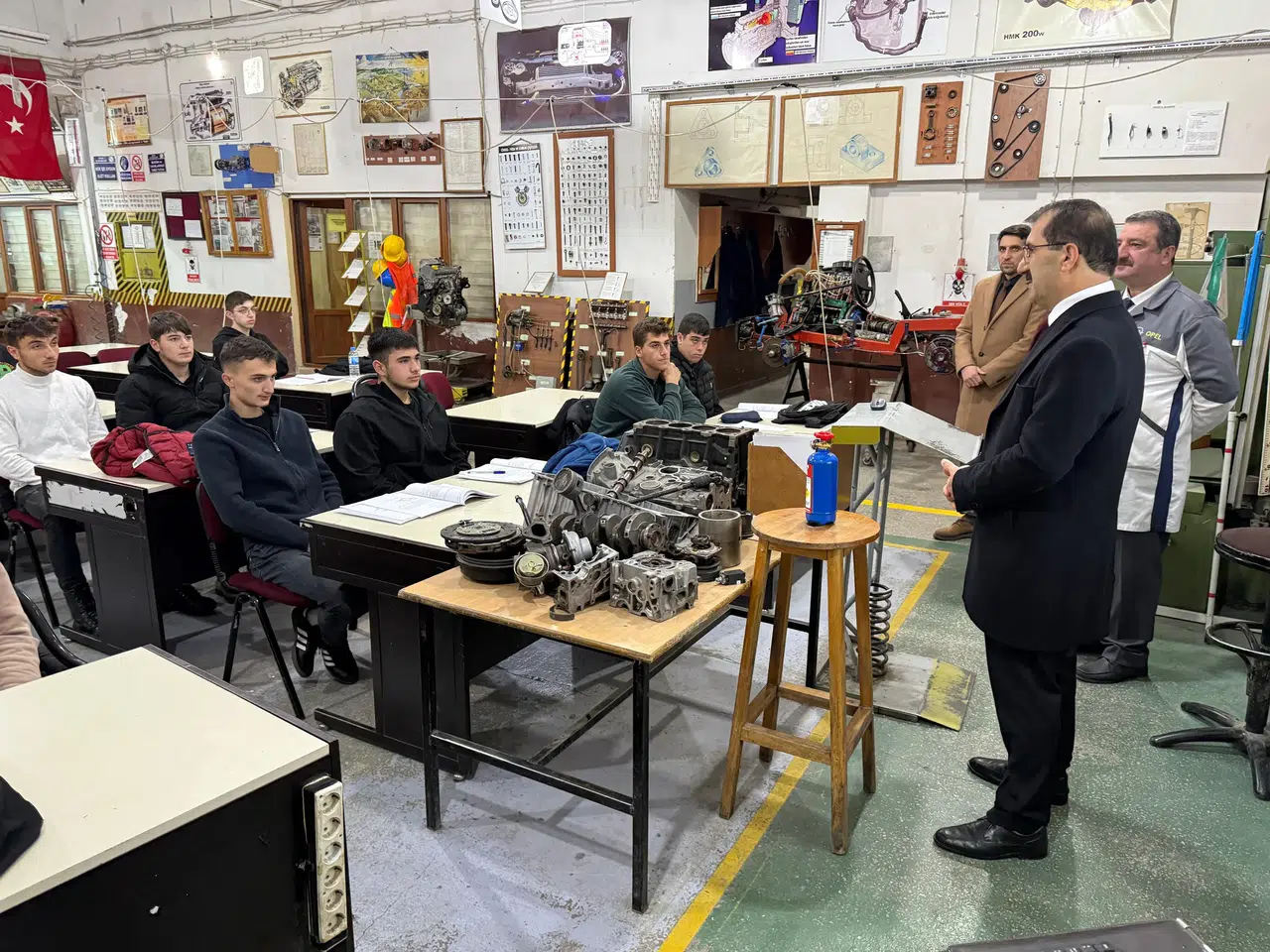 Artvin'de Mesleki Eğitime Destek: İl Müdürü Acar, Okul Ziyaretinde Öğrencilerle Buluştu
