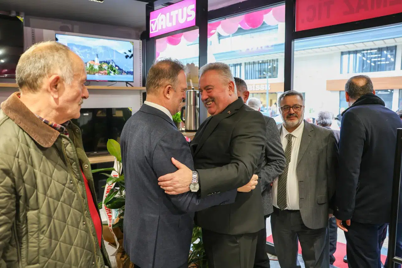 Katmer, Rize'de esnaf ve kurum temsilcileriyle buluşarak sosyal hizmetleri değerlendirildi