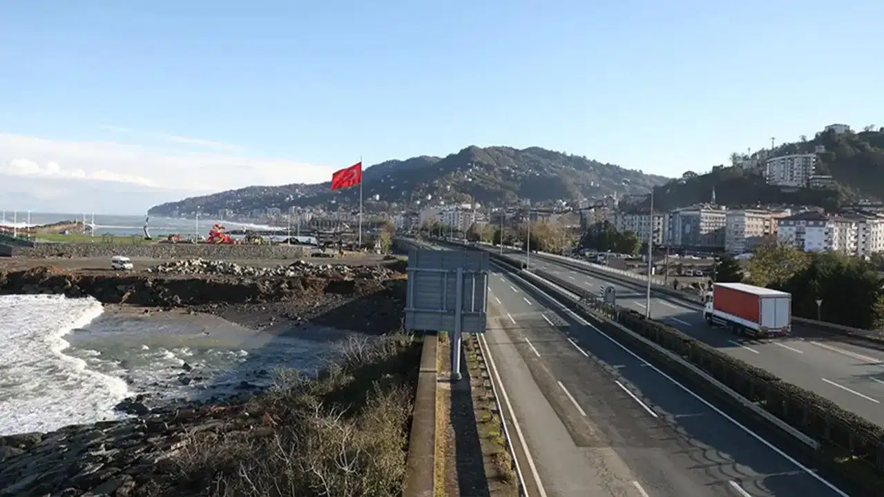 Trabzon-Rize Karayolu'nda Dikkat Çeken Önlem: Belirli Bir Yön Trafiğe Kapatıldı!