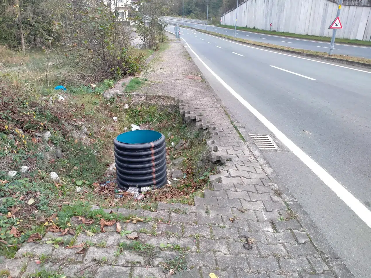 Rize’de Yaya Kaldırımında Tehlike: Rögar Kapağı Aylardır Açık Bırakıldı