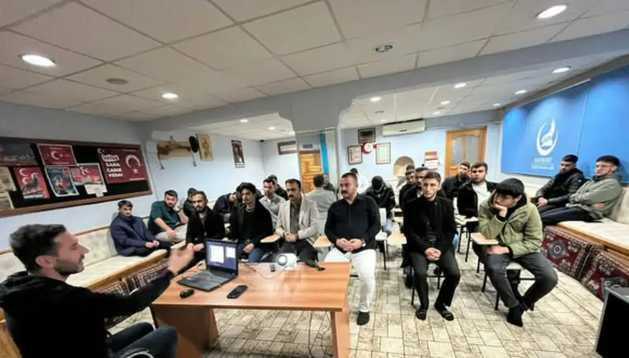 Bayburt Ülkü Ocakları’nda Liderlik Eğitimi Kursuna Yoğun İlgi