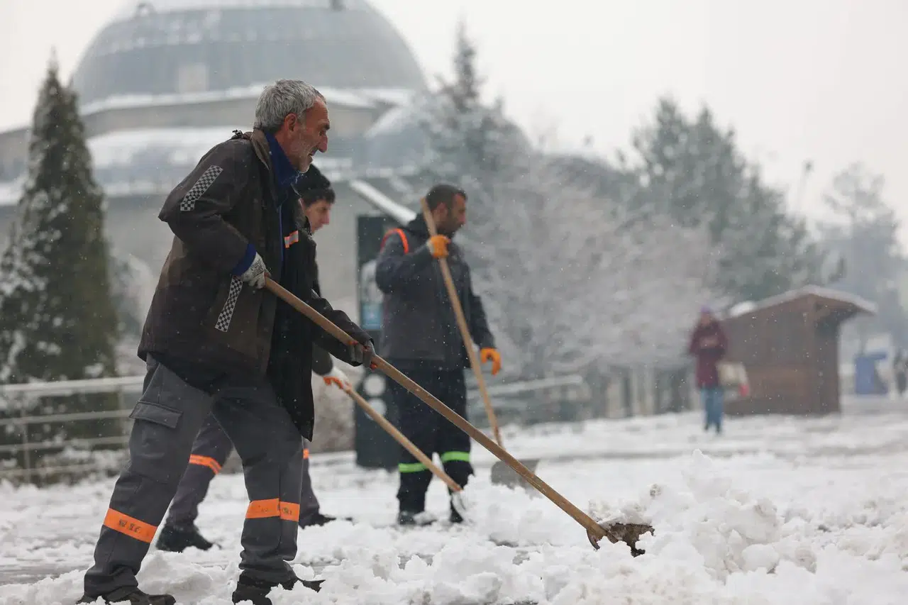 Erzurum'da kar yağışı sonrası belediye ekipleri yoğun mücadeleye devam ediyor