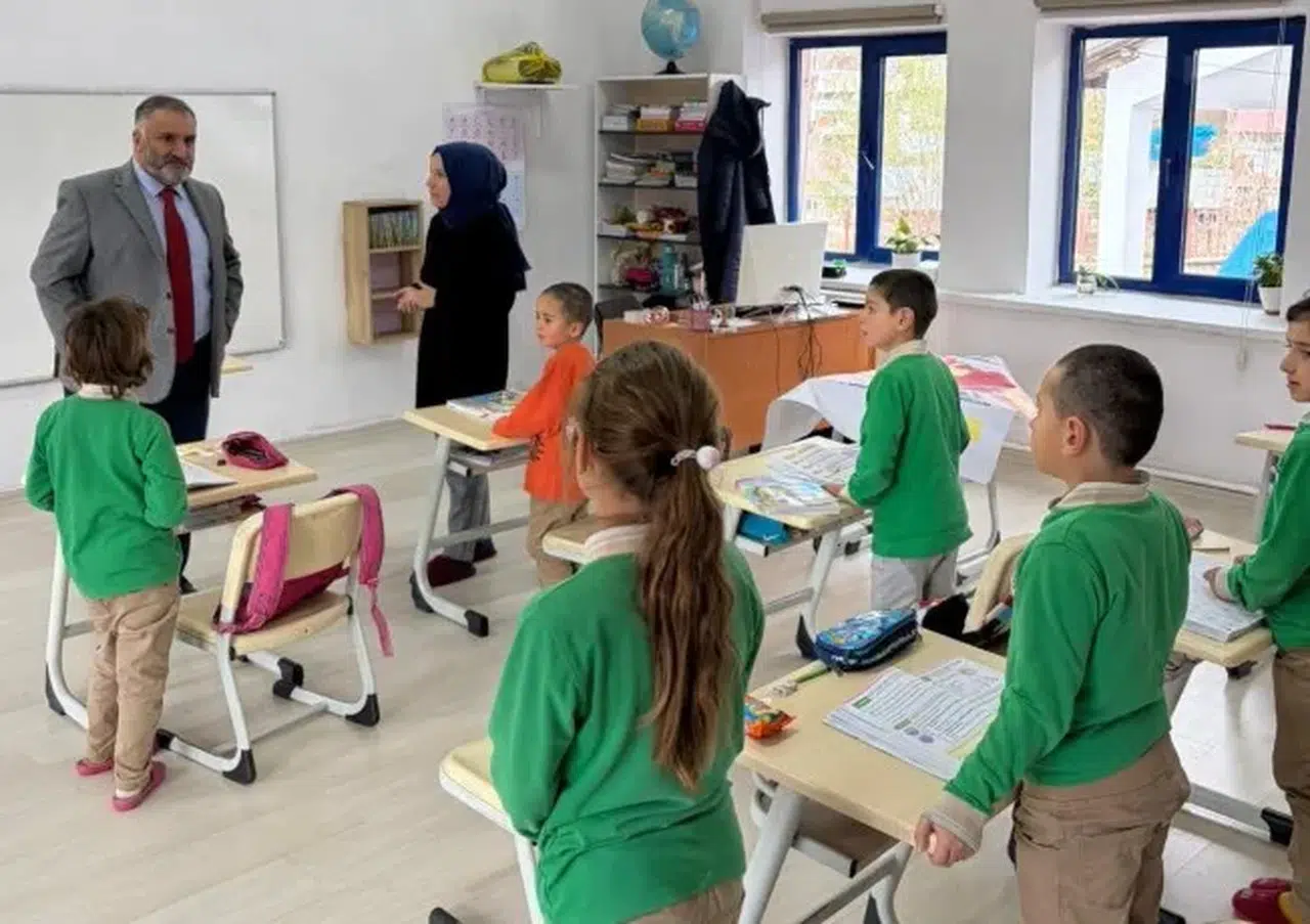 Pazaryolu'nda Öğrencilere Kıyafet ve Çanta Dağıtıldı