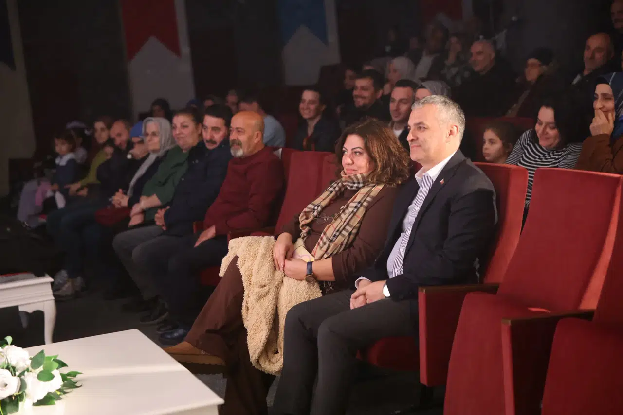 Yomra’da Sanal Âlem Bir Âlem Tiyatro Oyunu İzleyicilerden Büyük Beğeni Topladı