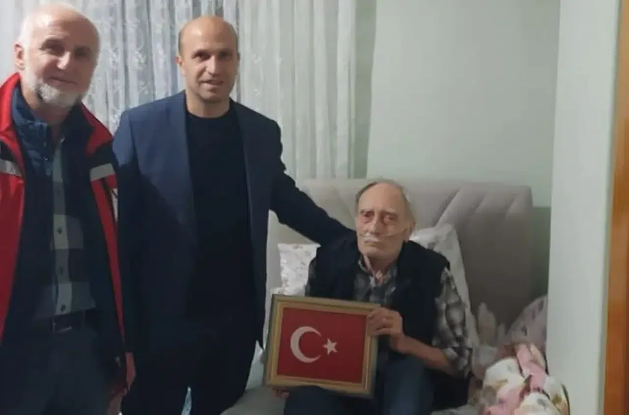 Trabzon'dan Şehit Ailesine Anlamlı Ziyaret ve Türk Bayrağı Takdimi