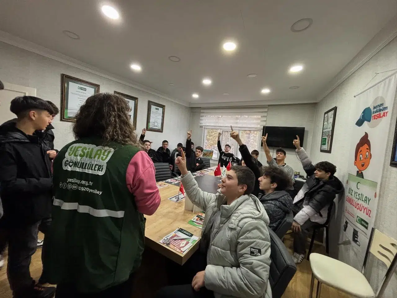 Rize Yeşilay Şubesi, Dünya Gönüllüler Günü Etkinliklerinde İMKB Lisesi Öğrencilerini Ağırladı