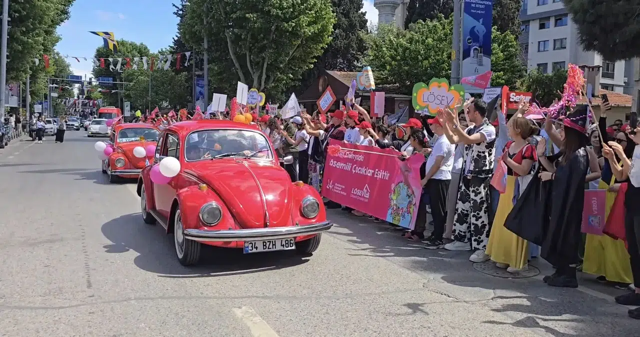 LÖSEV’den 'Bütün Dünyada Lösemili Çocuklar Eşittir' sloganıyla farkındalık korteji düzenlendi