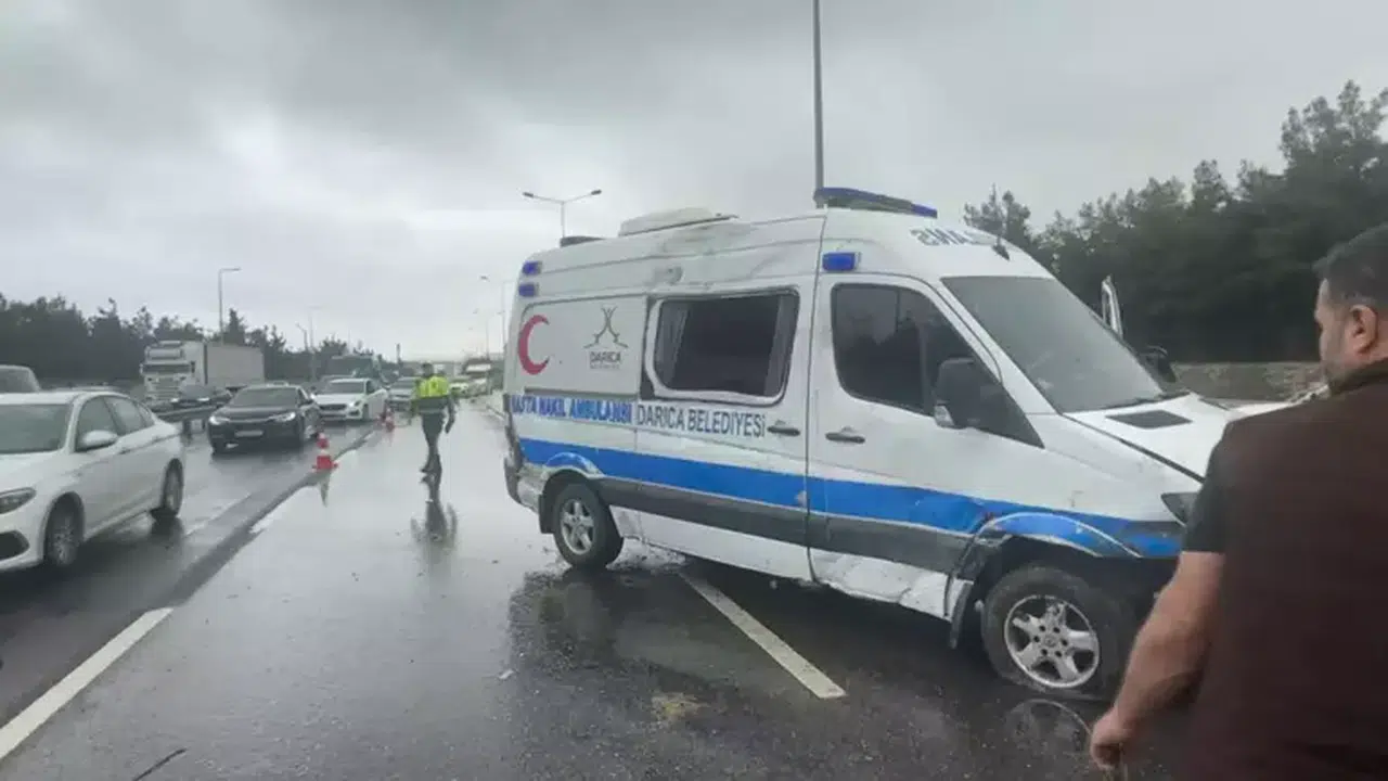 Tuzla D-100'de ambulans kaza yaptı