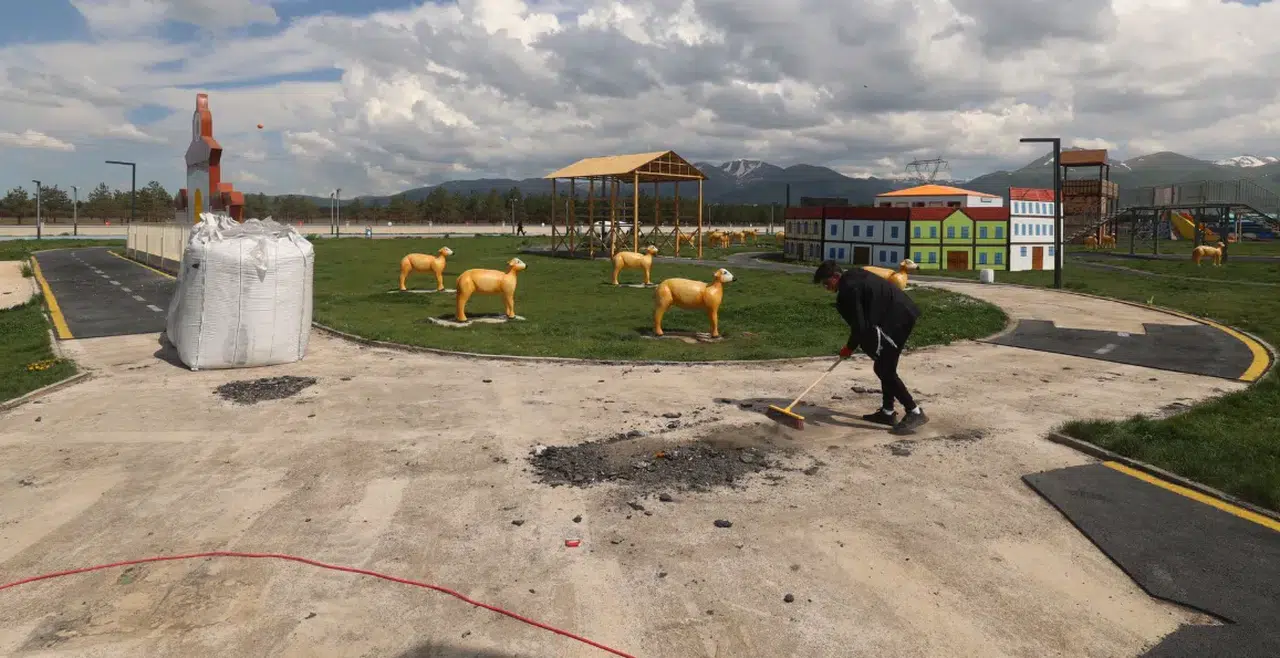 Aziziye'de Parklar Yenileniyor, Yeşil Alanlar Artıyor