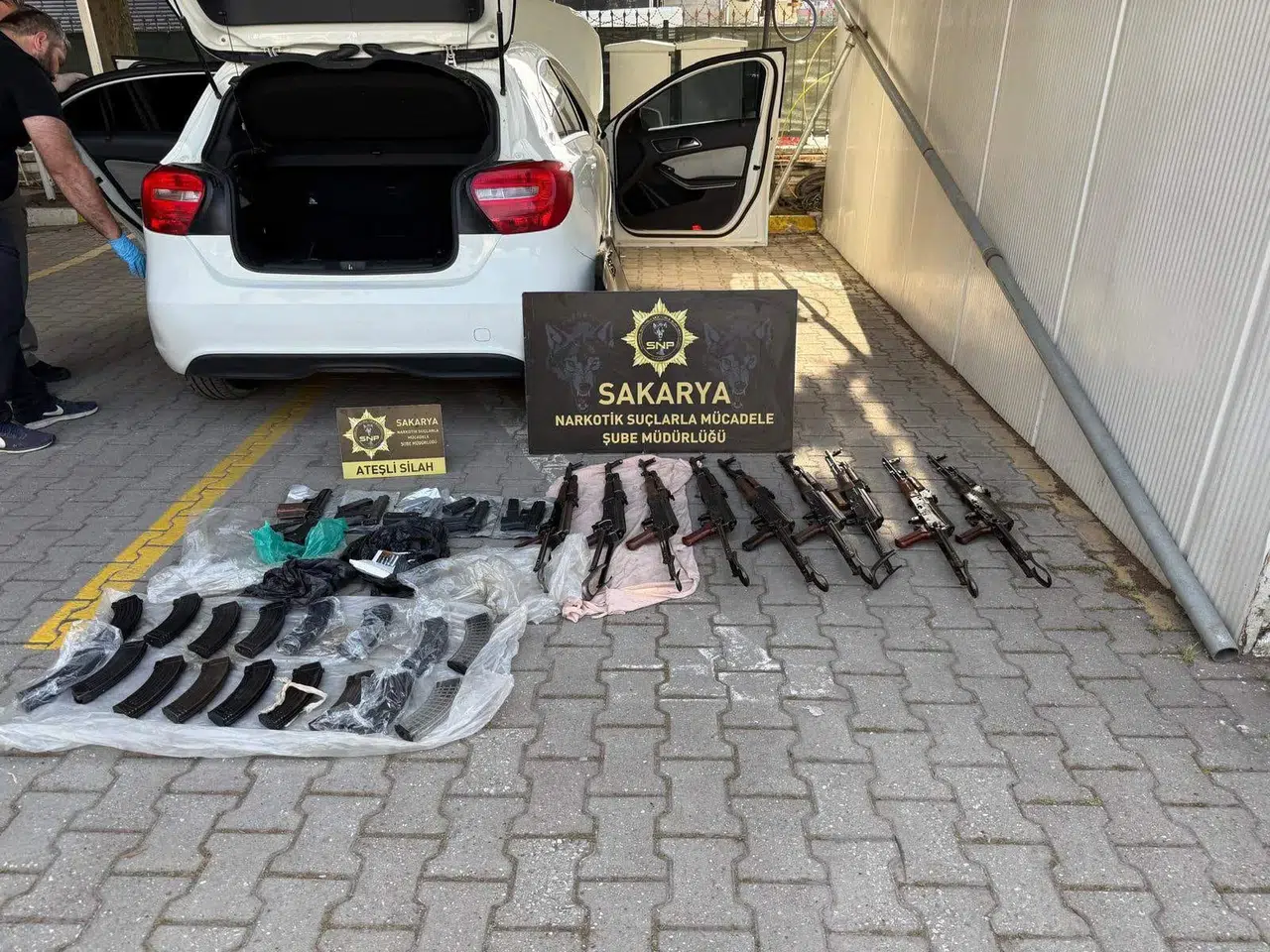 Sakarya'da polis memuruna ait araçta silah ve mermi bulundu, 3 şüpheli tutuklandı