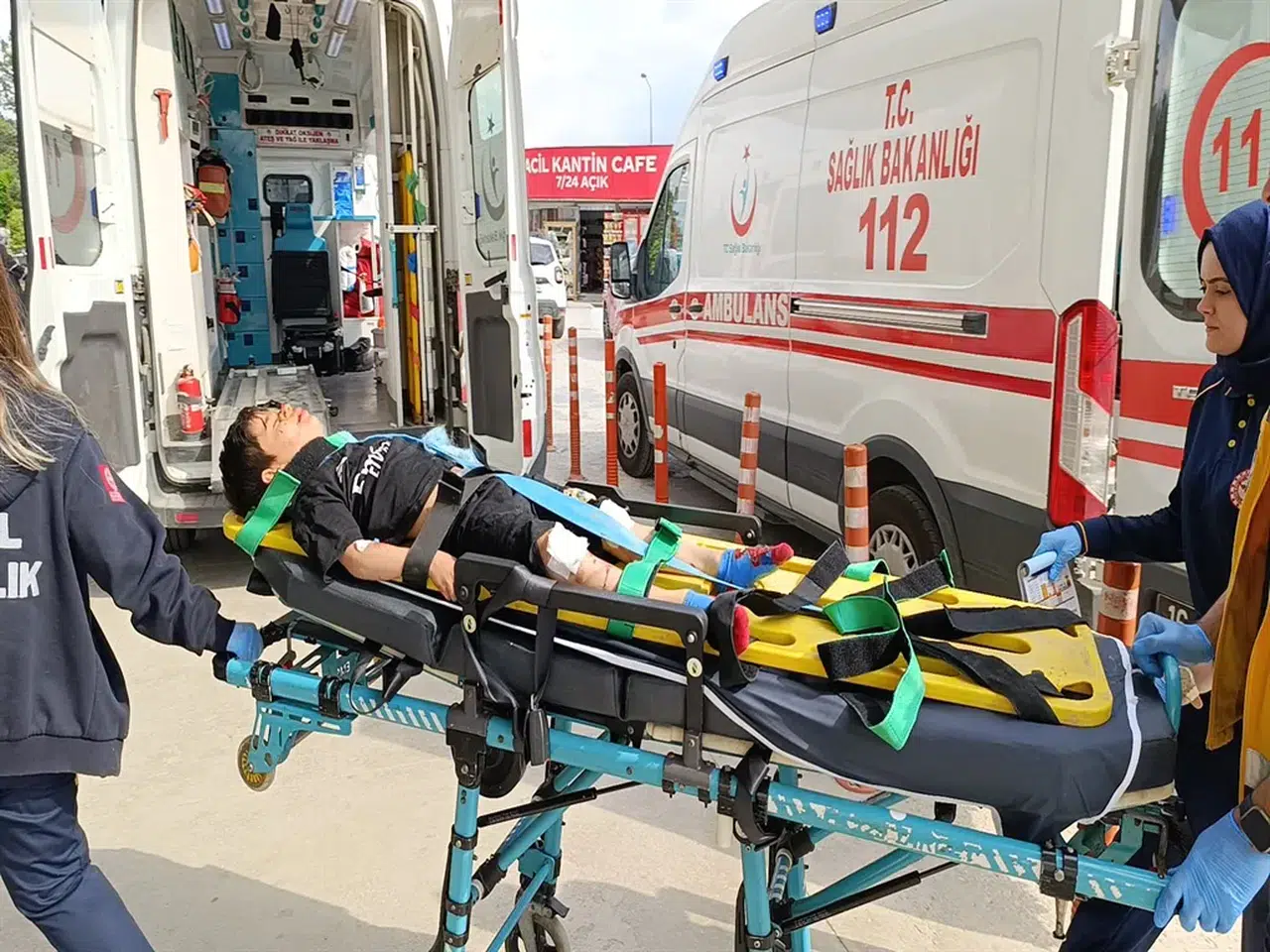 İnegöl'de otomobilin çarptığı motosiklet kazasında 1'i çocuk 3 kişi yaralandı