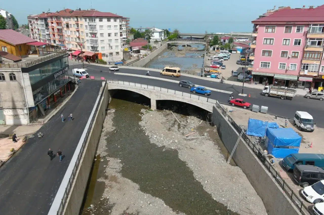 Çayeli Şairler Deresi’nde Yeni Köprüde Asfalt Çalışmaları Sona Erdi