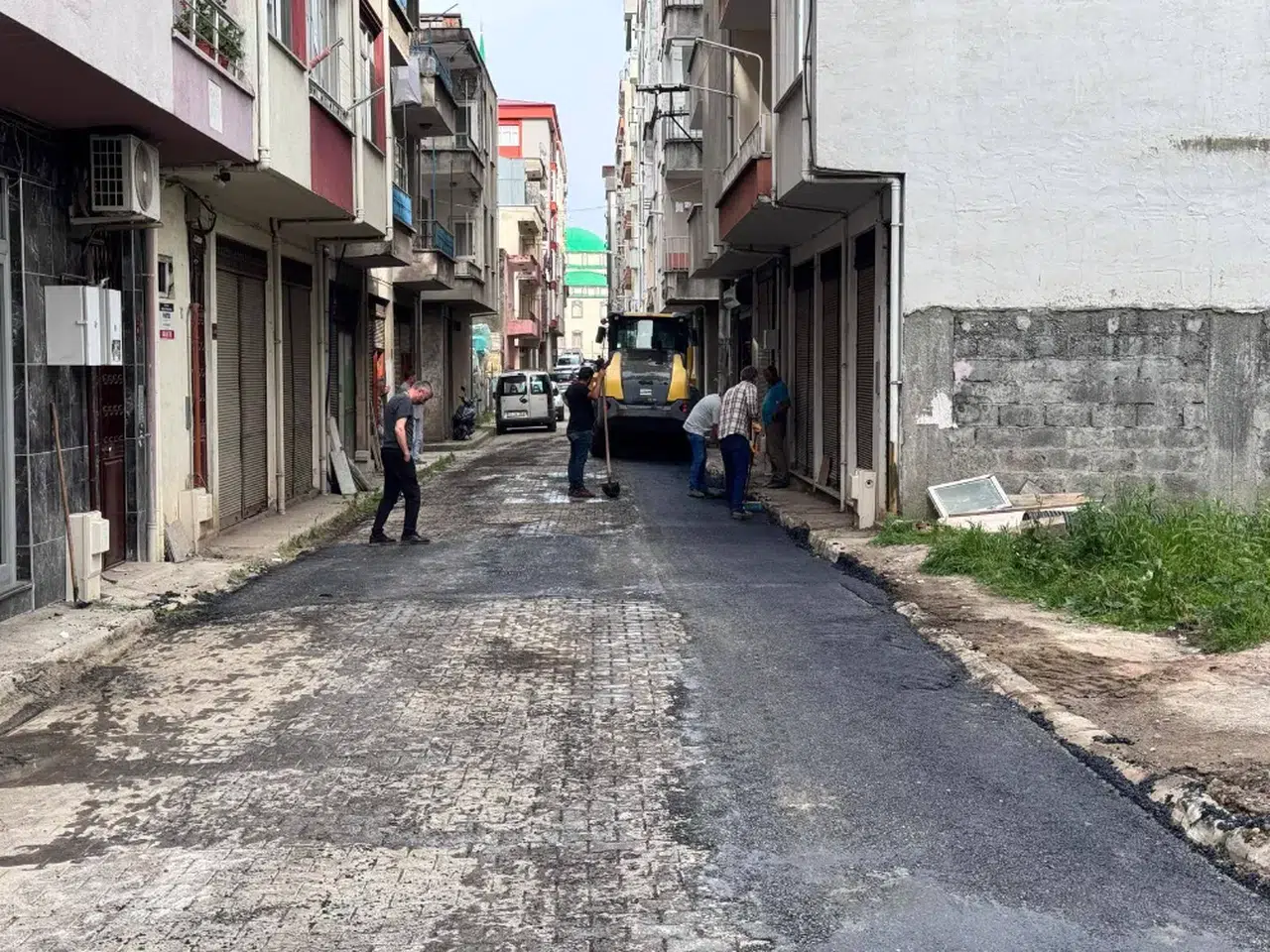 Beşikdüzü Belediyesi Yol Yenileme ve Asfaltlama Çalışmalarını Hız Kesmeden Sürdürüyor