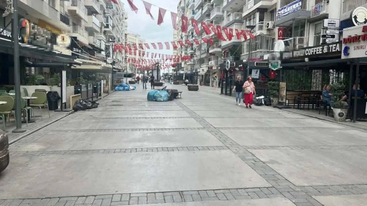 İzmir'de Grevde Üçüncü Gün: Çöpler Yığılmaya Başladı, Ulaşım Hizmetleri Aksadı