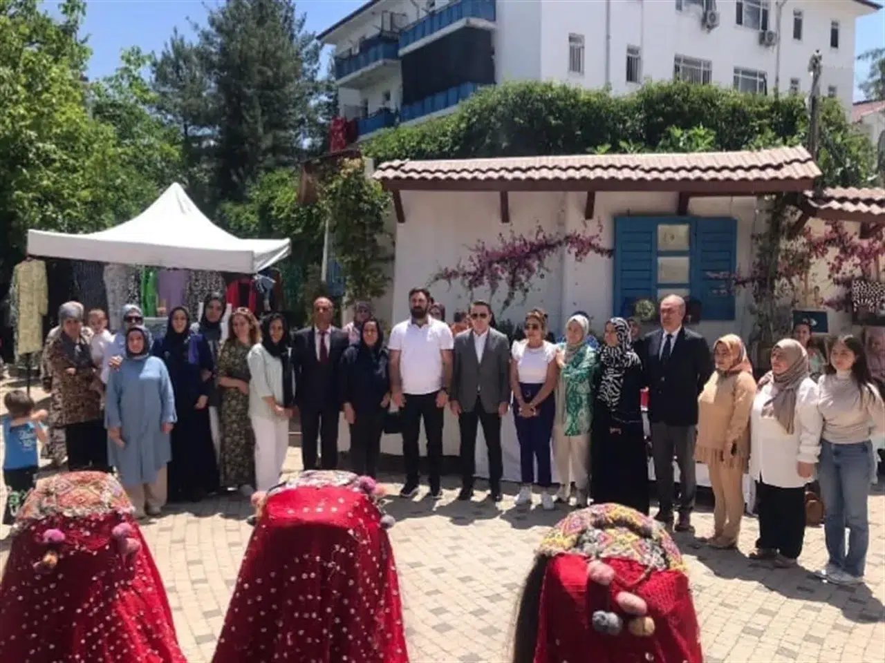 Eğil'de Yılsonu Sergisi: Kursiyerlerin El Emeği Ürünleri Beğeni Topladı